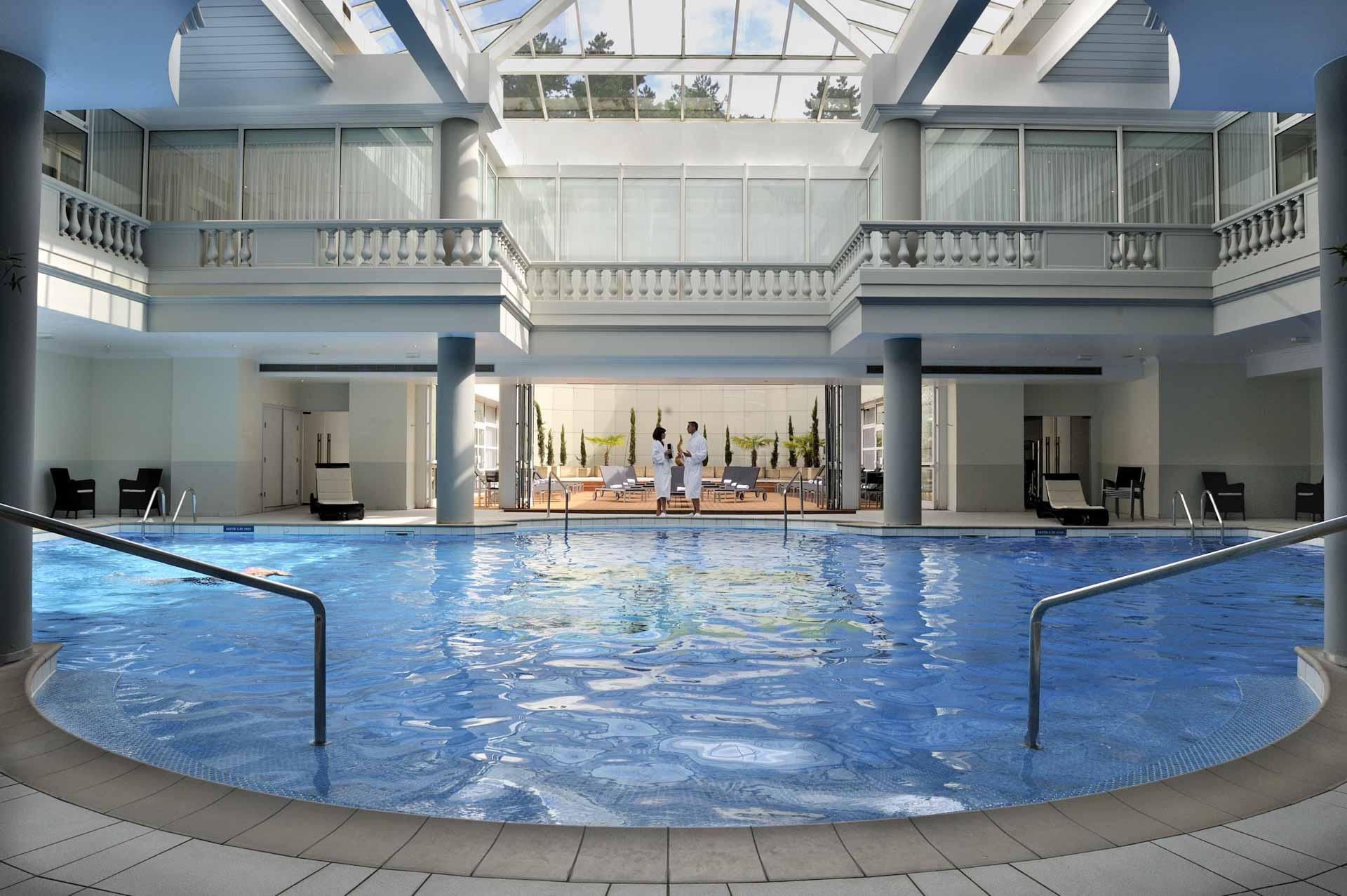 La piscine du spa Guerlain au Trianon Palace © DR La piscine du spa Guerlain au Trianon Palace © DR